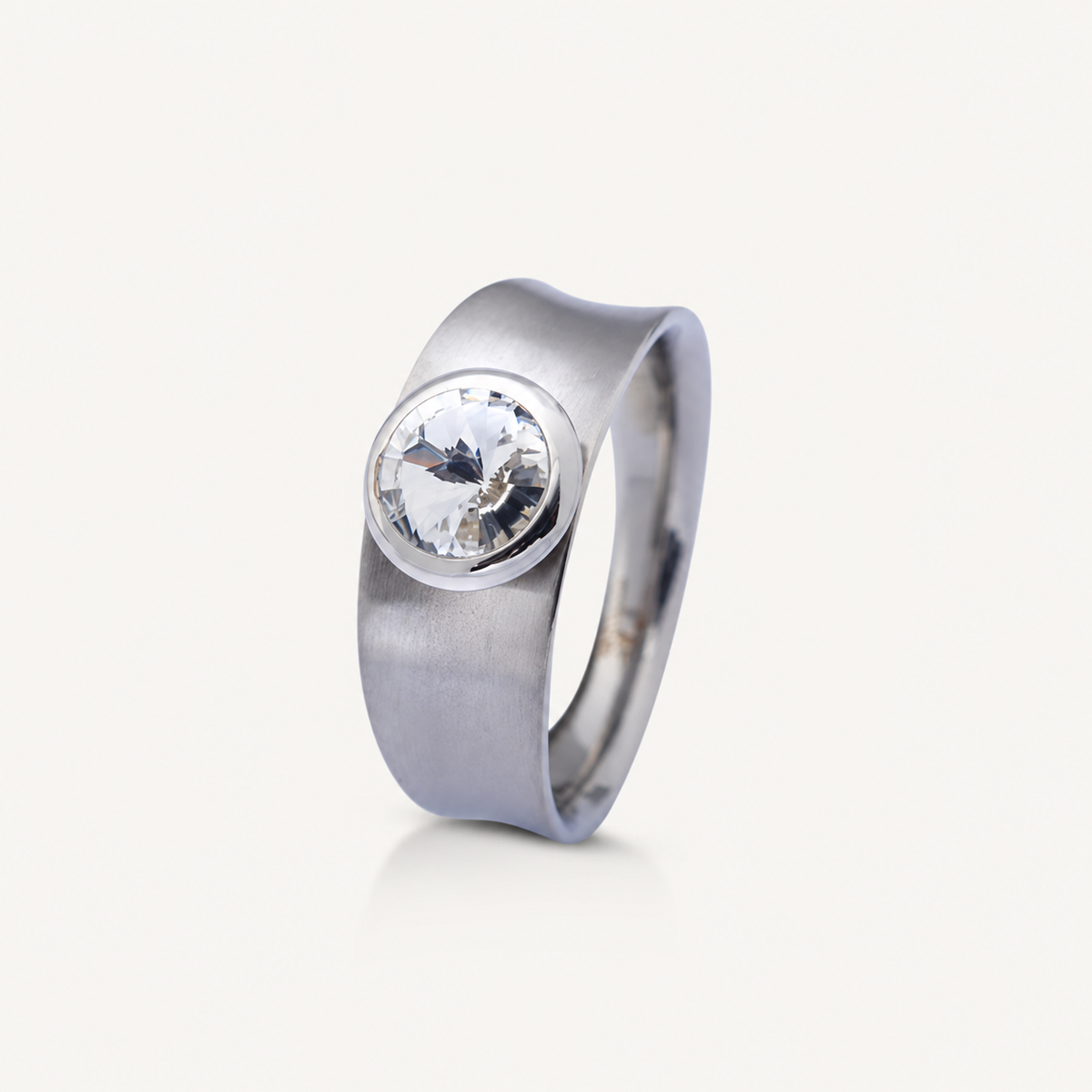 Eleganter Edelstahlring mit funkelndem Stein