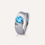 Eleganter Edelstahlring mit funkelndem Stein