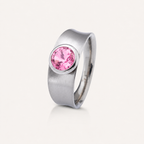 Eleganter Edelstahlring mit funkelndem Stein