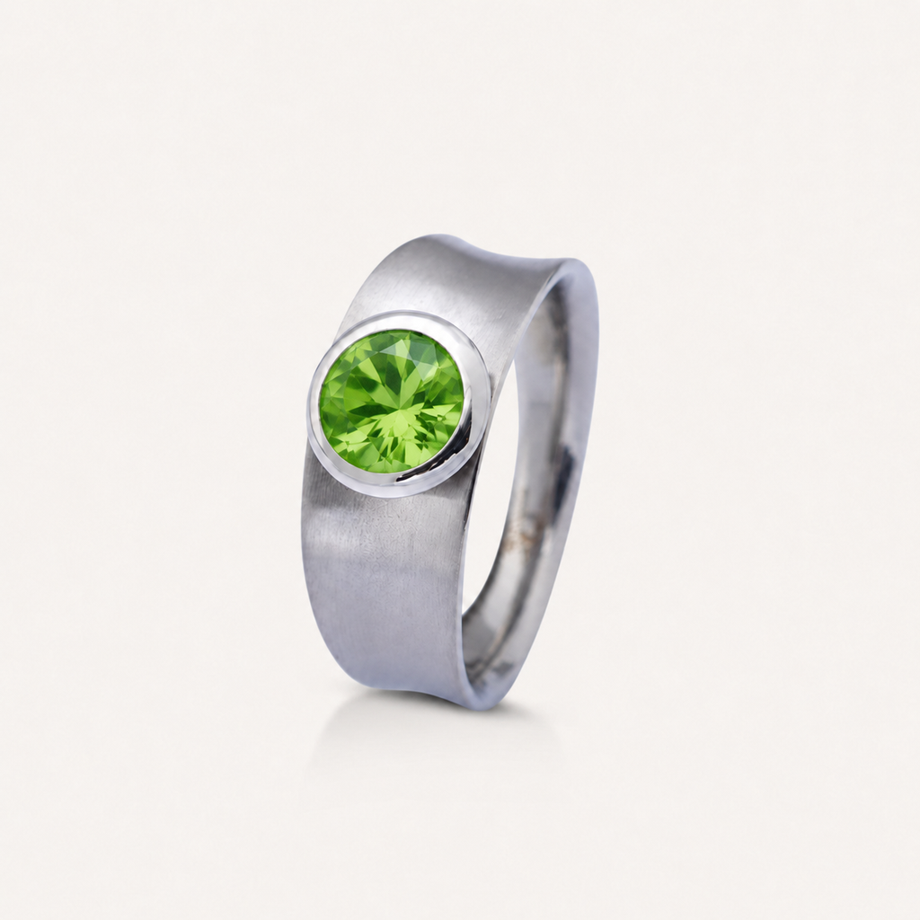 Eleganter Edelstahlring mit funkelndem Stein