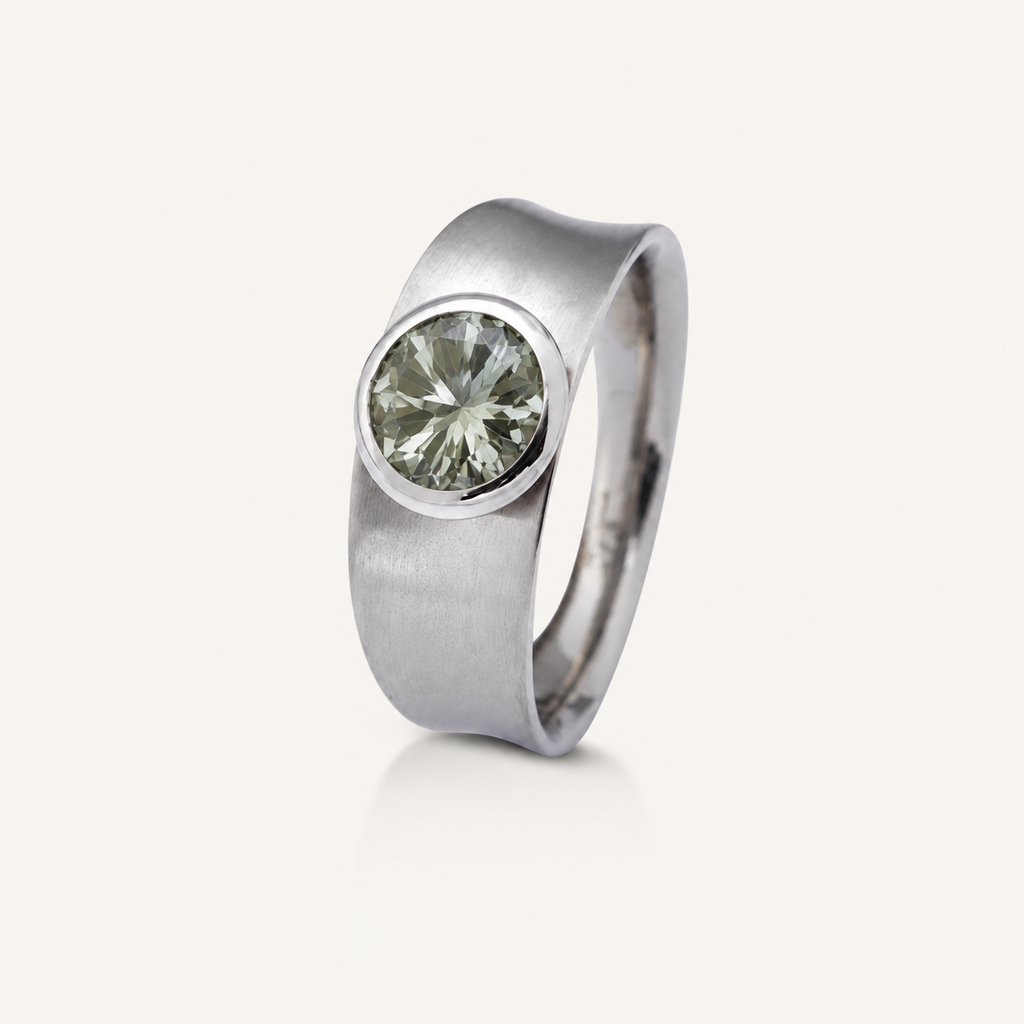 Eleganter Edelstahlring mit funkelndem Stein