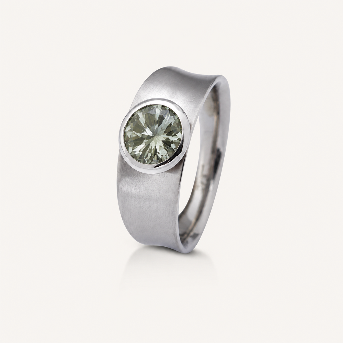 Eleganter Edelstahlring mit funkelndem Stein
