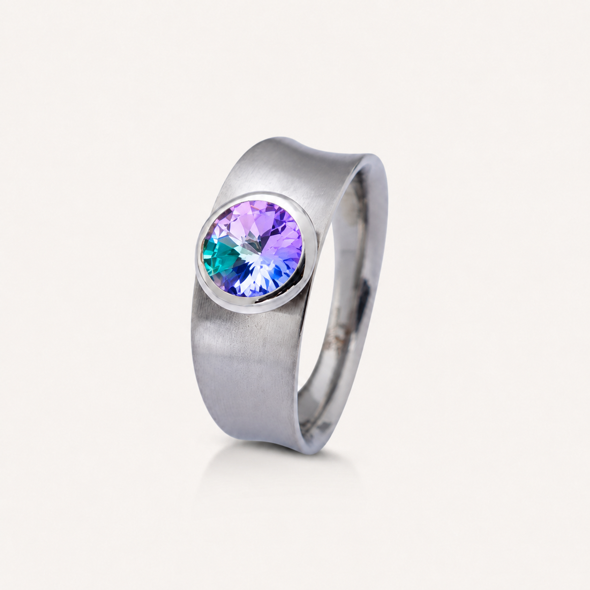 Eleganter Edelstahlring mit funkelndem Stein