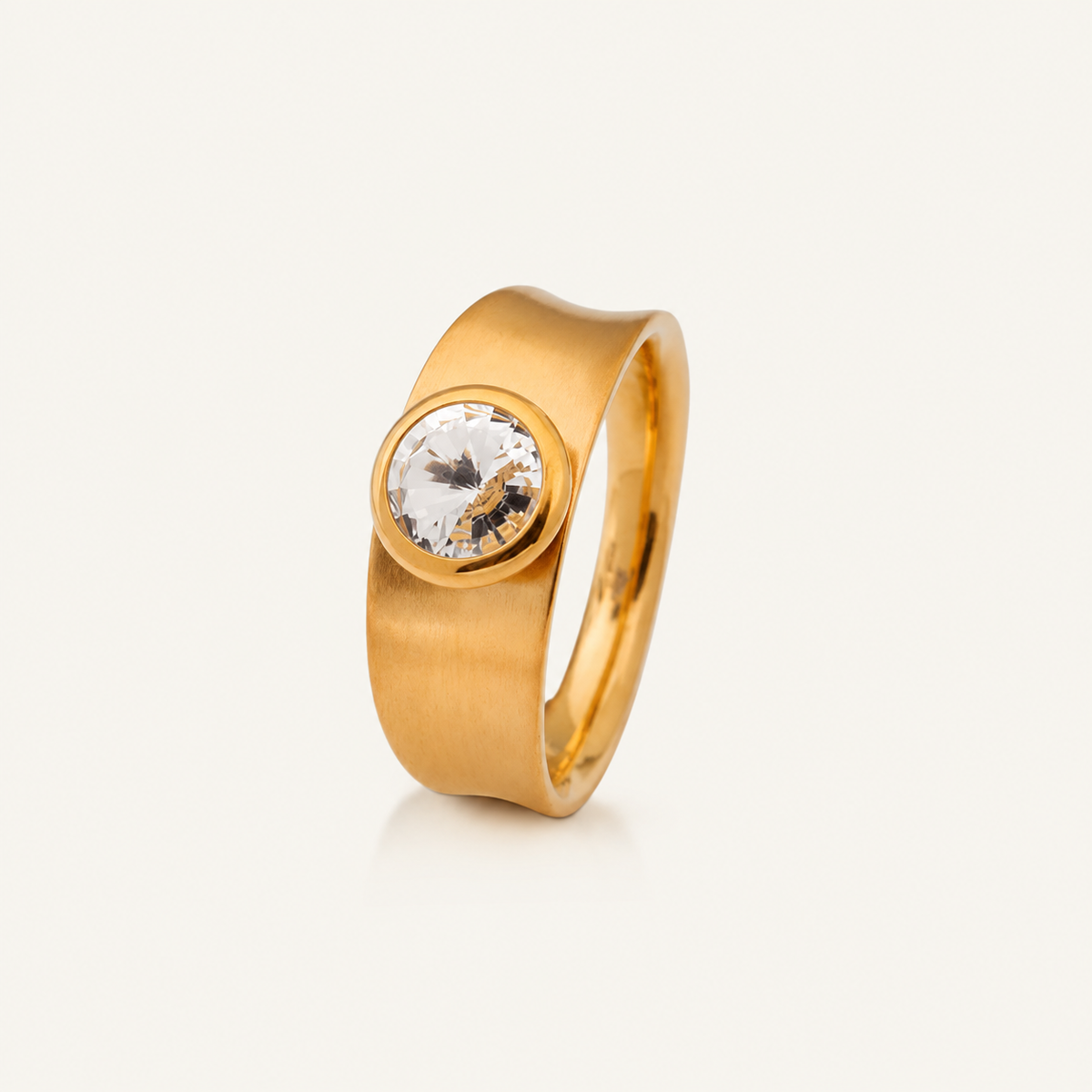 Eleganter Edelstahlring mit funkelndem Stein