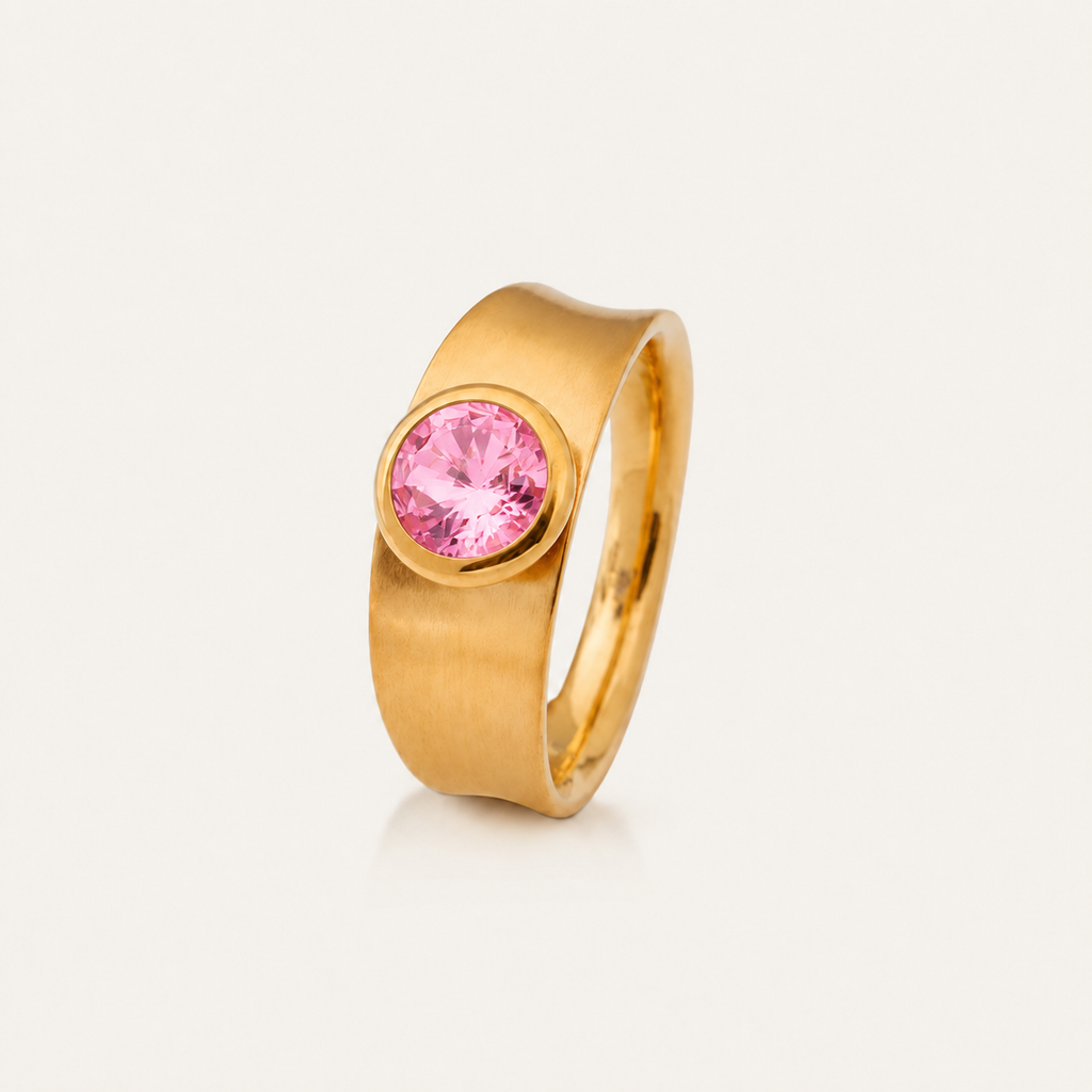 Eleganter Edelstahlring mit funkelndem Stein