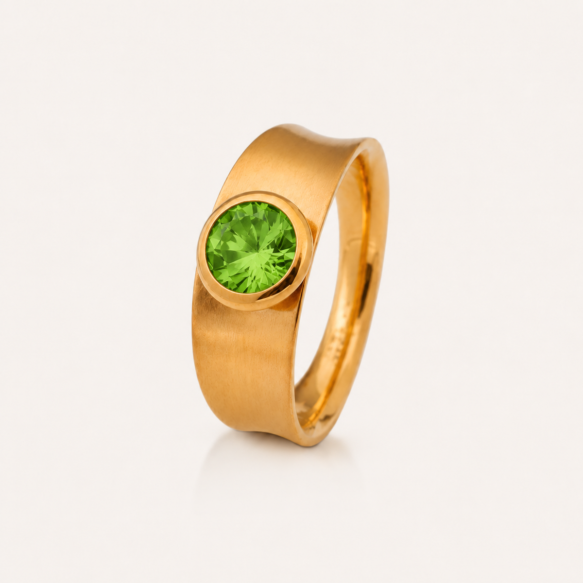 Eleganter Edelstahlring mit funkelndem Stein