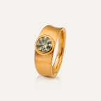 Eleganter Edelstahlring mit funkelndem Stein