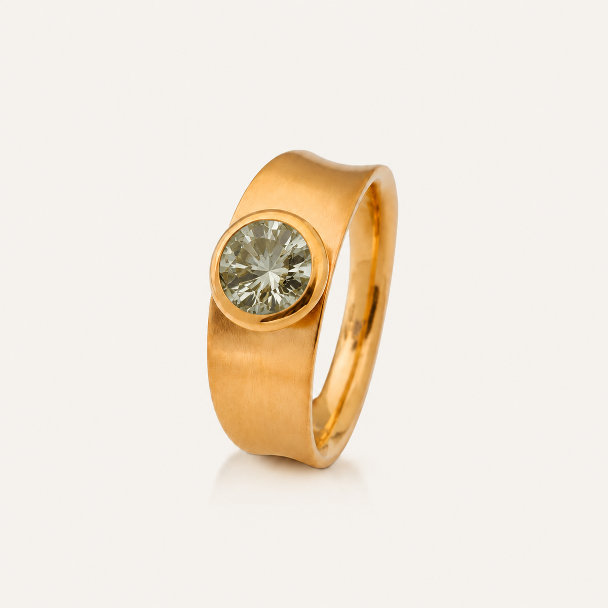 Eleganter Edelstahlring mit funkelndem Stein