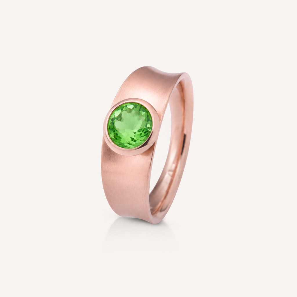 Eleganter Edelstahlring mit funkelndem Stein