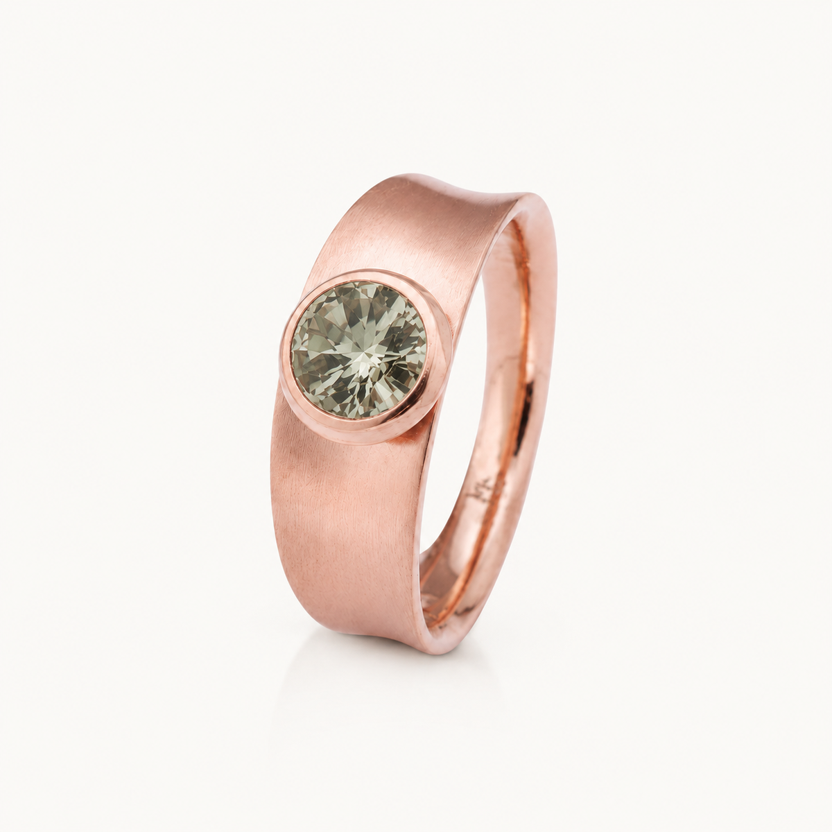 Eleganter Edelstahlring mit funkelndem Stein