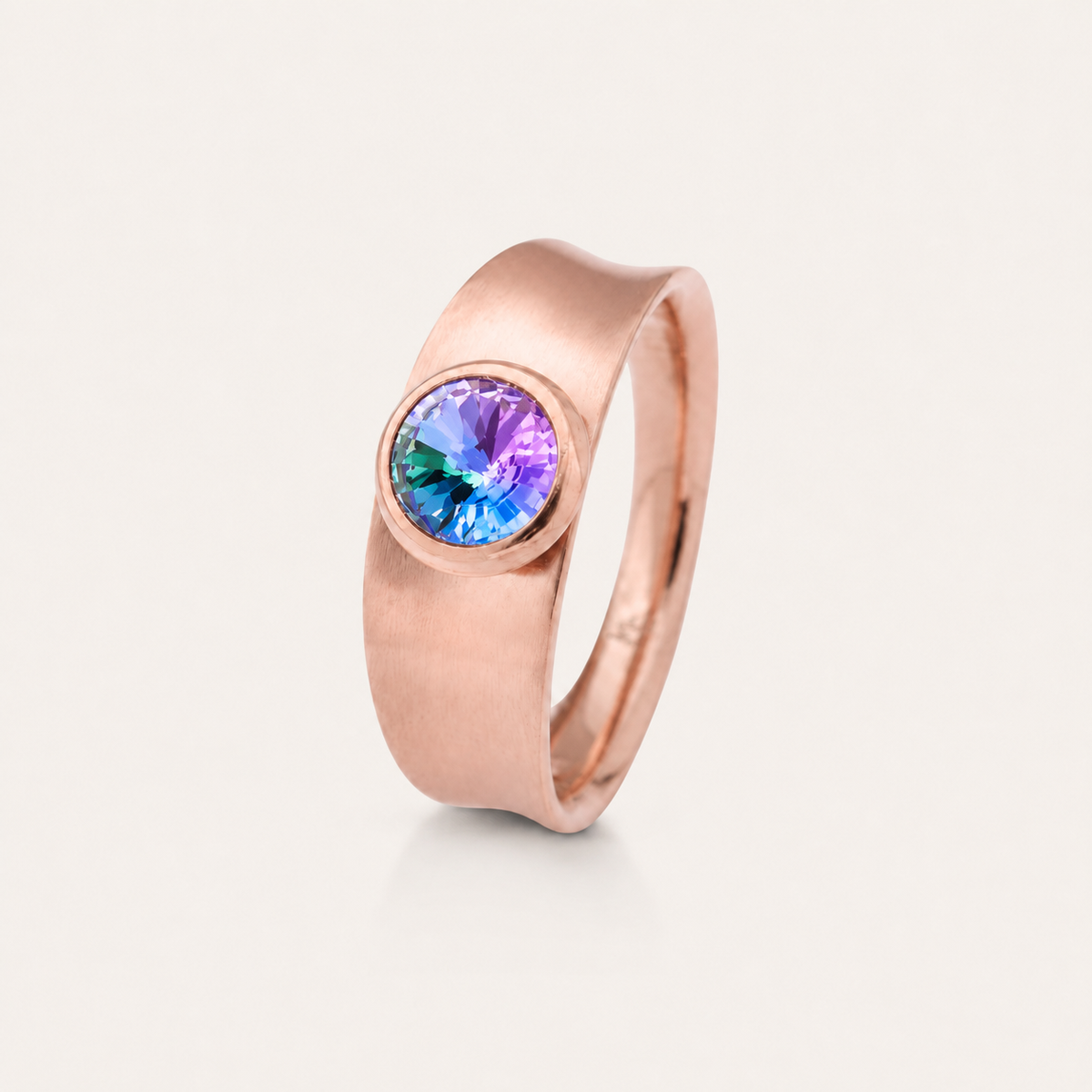 Eleganter Edelstahlring mit funkelndem Stein