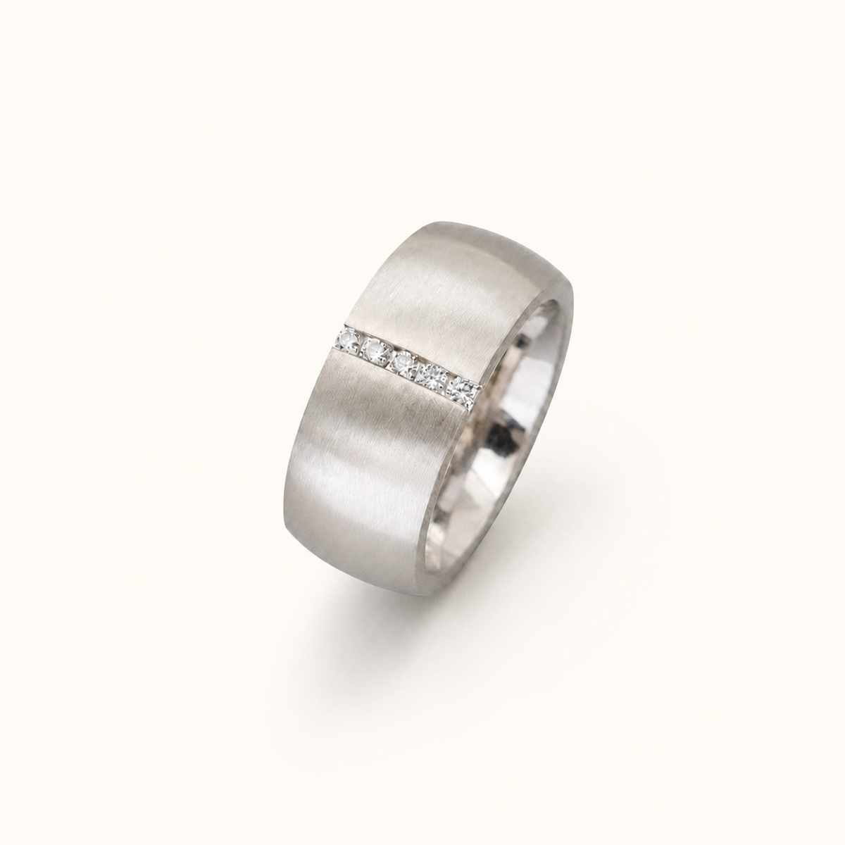 Eleganter Edelstahlring mit funkelnden Zirkonia Steinen